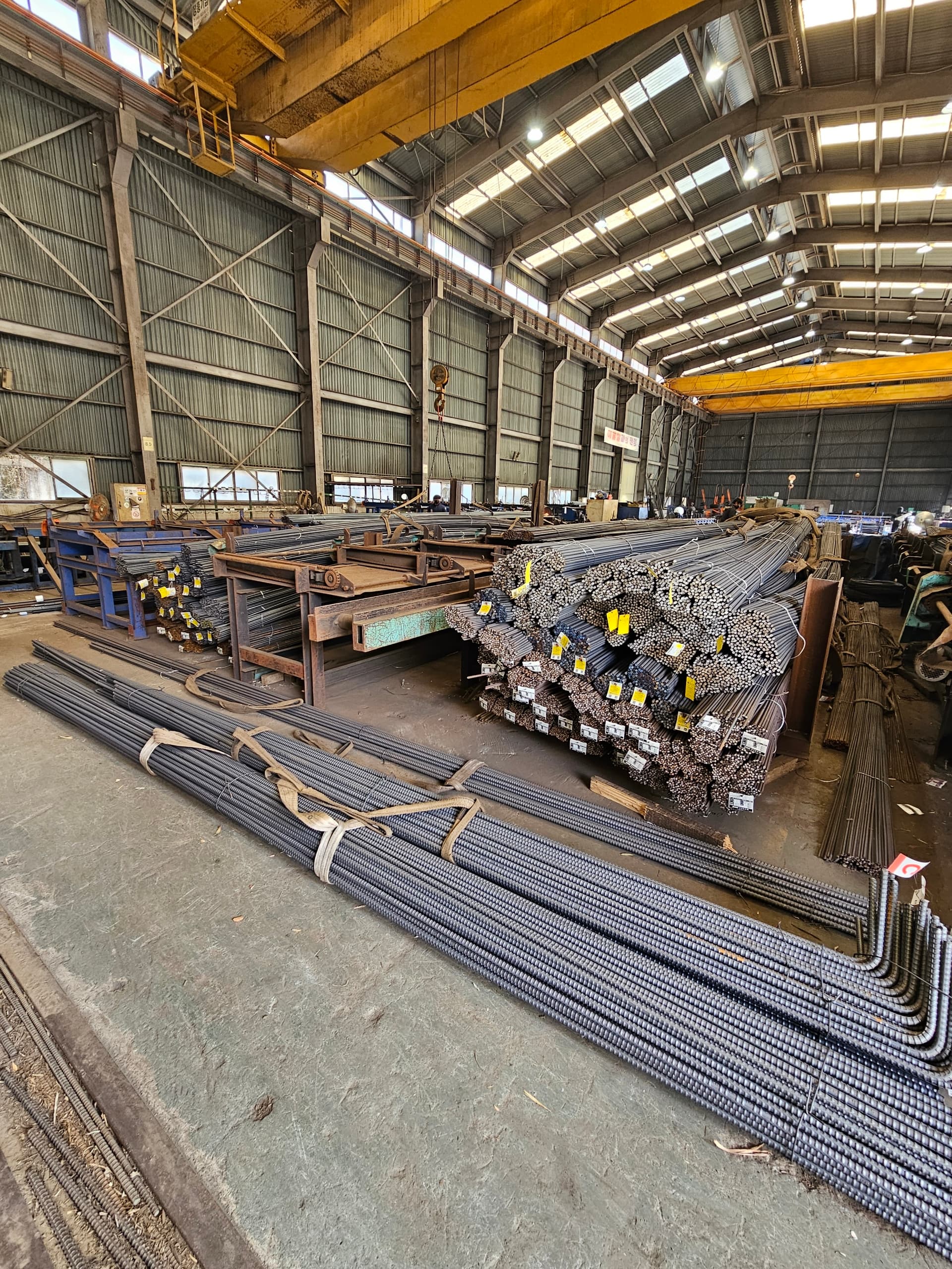 SL Steel 창고 내부 철근 재고