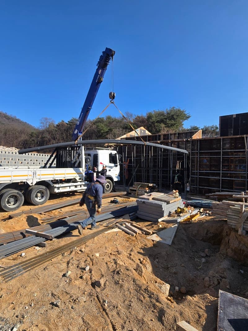 천군동 주택 현장 철근 납품 — 크레인 트럭 하역 현장