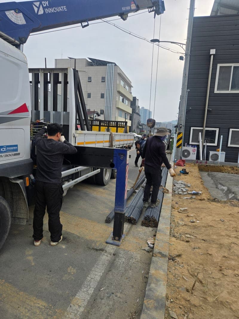 황성동 상가 현장 철근 납품 — 크레인 카고 트럭 하역 현장